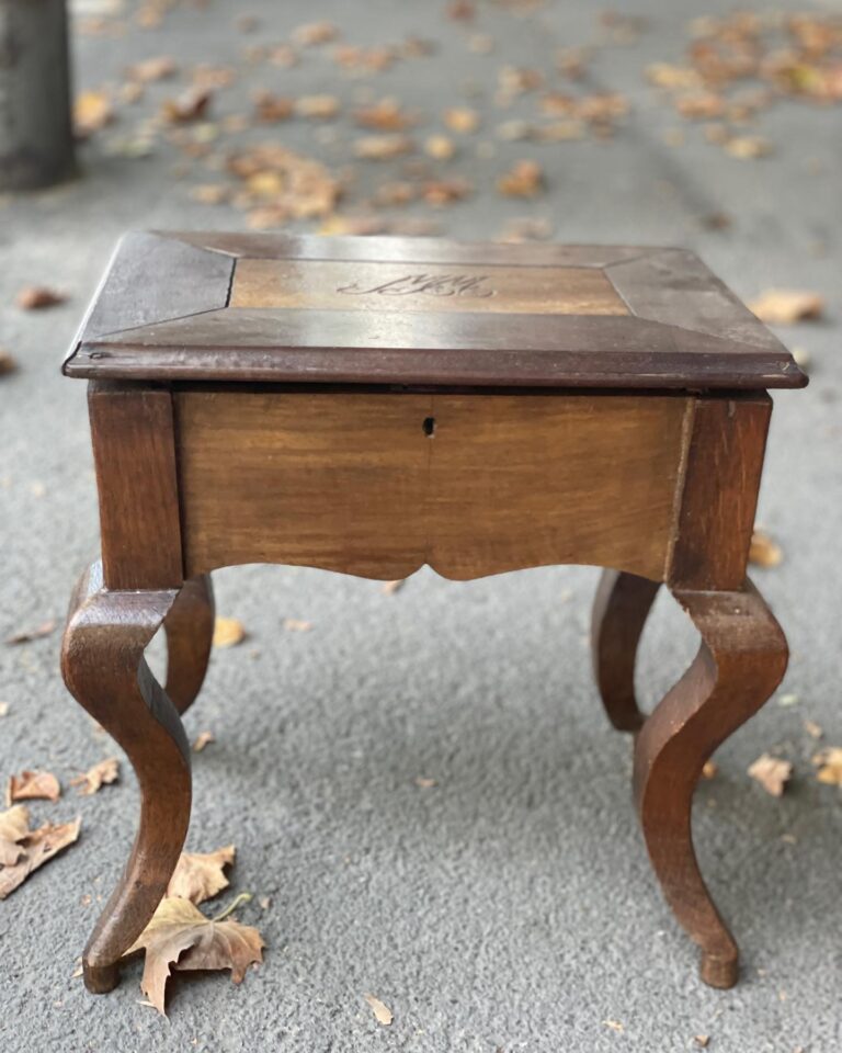 Shoe table Retro Bazaari